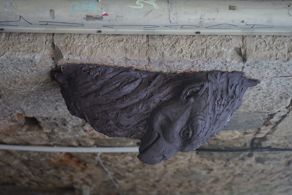 Semiostalgia P0016 — Sculpture fraîche, en terre crue, filasse végétale, grillage à poule, Saint-Antonin-Noble-Val