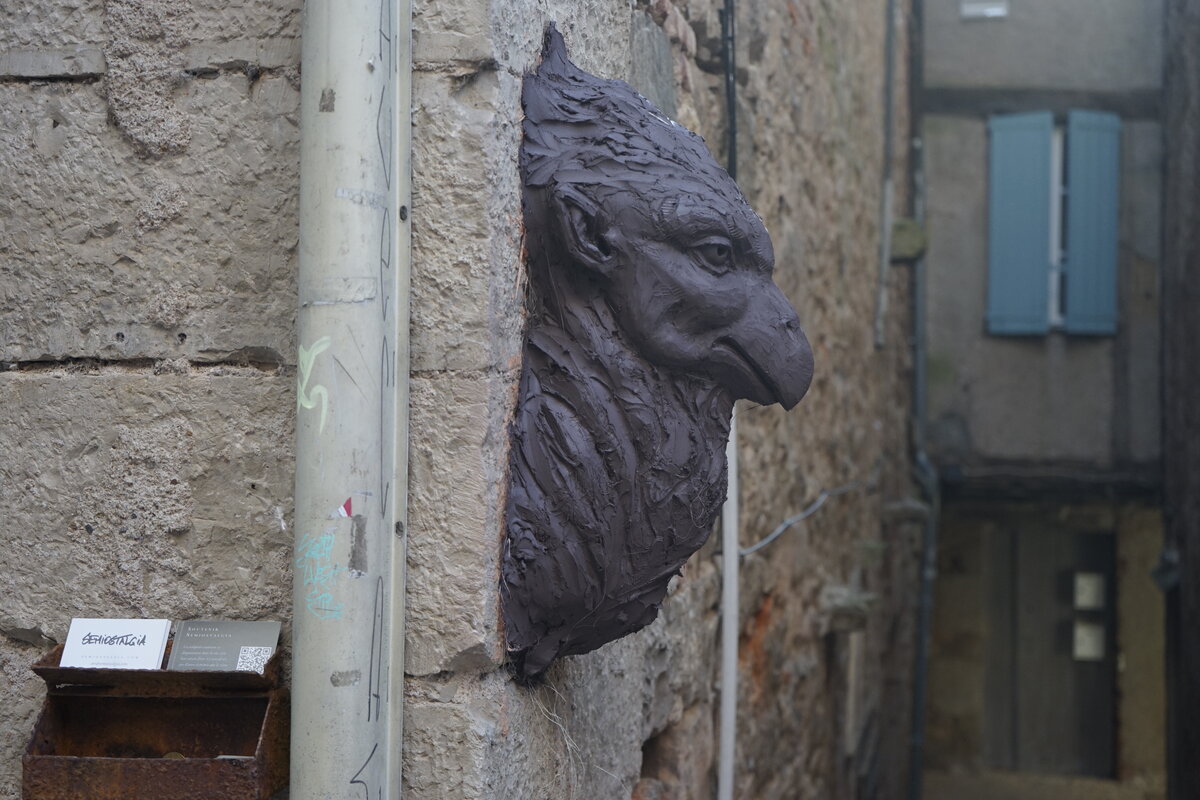 Semiostalgia P0016 — Sculpture fraîche, en terre crue, filasse végétale, grillage à poule, Saint-Antonin-Noble-Val