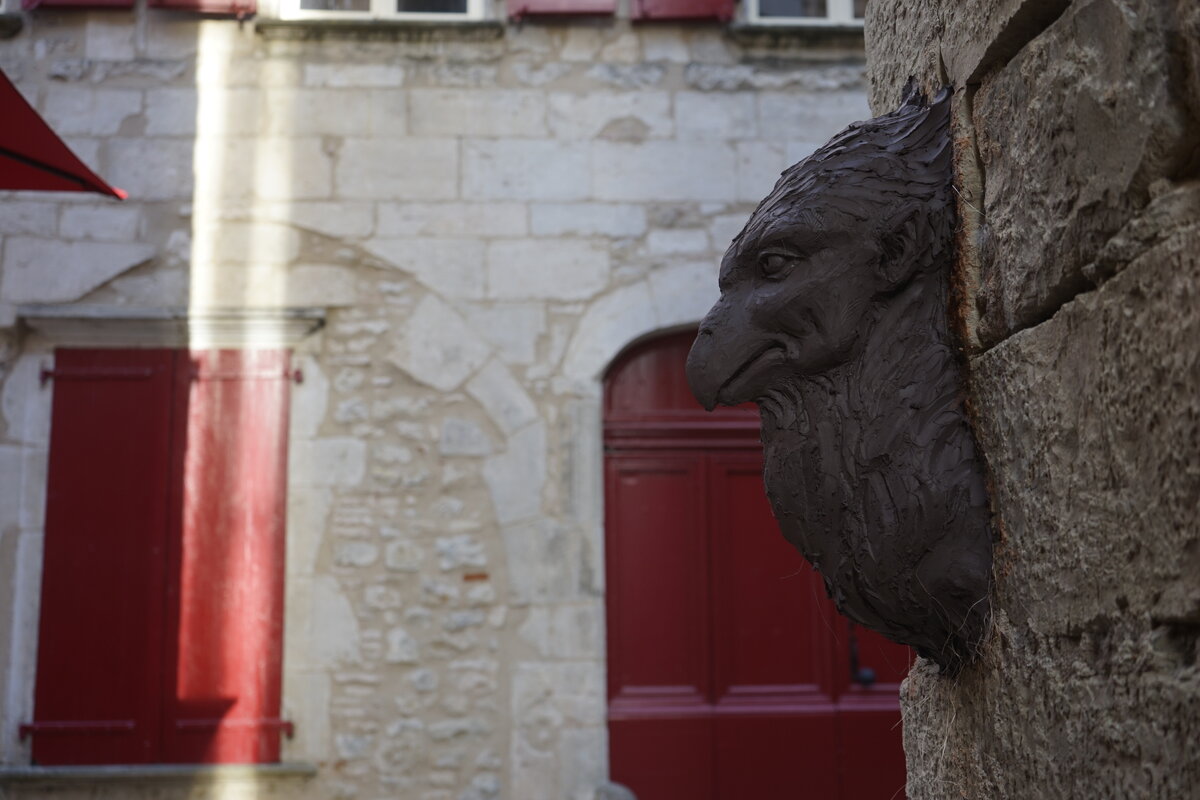 Semiostalgia P0016 — Sculpture fraîche, en terre crue, filasse végétale, grillage à poule, Saint-Antonin-Noble-Val