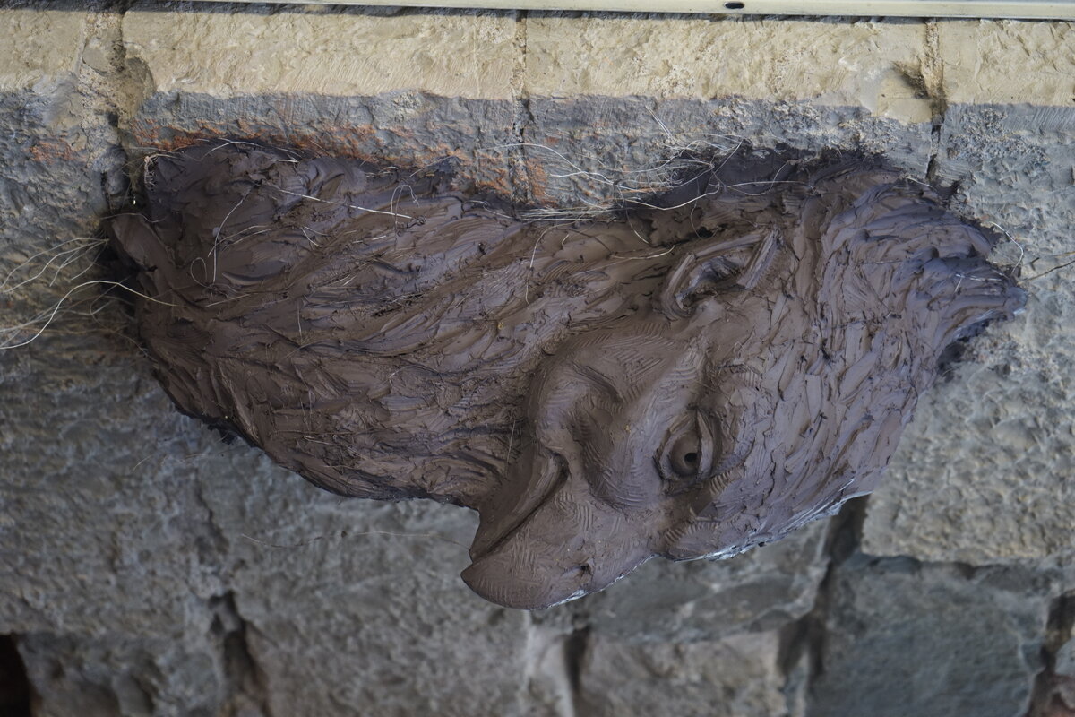 Semiostalgia P0016 — Sculpture fraîche, en terre crue, filasse végétale, grillage à poule, Saint-Antonin-Noble-Val