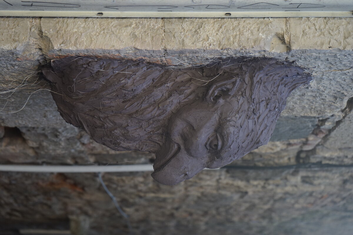 Semiostalgia P0016 — Sculpture fraîche, en terre crue, filasse végétale, grillage à poule, Saint-Antonin-Noble-Val