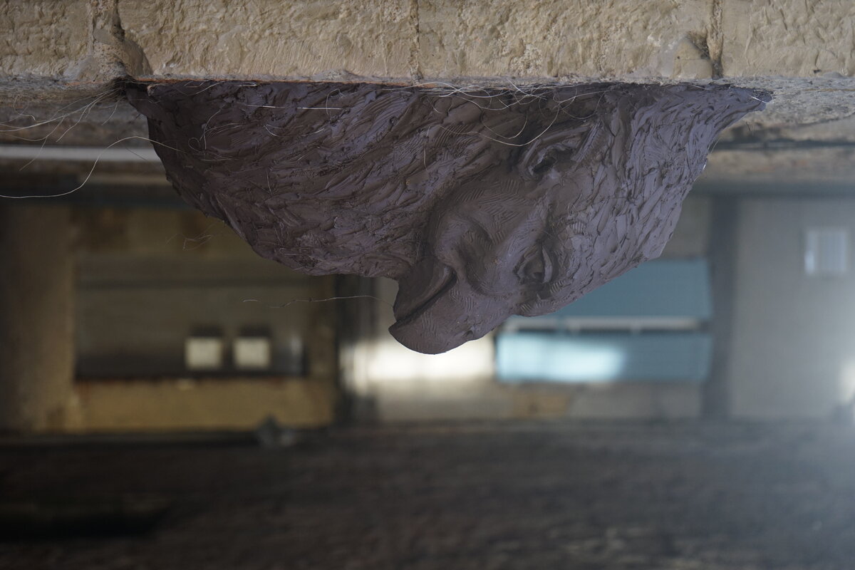 Semiostalgia P0016 — Sculpture fraîche, en terre crue, filasse végétale, grillage à poule, Saint-Antonin-Noble-Val