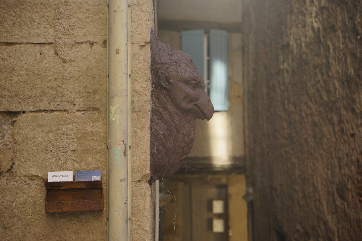 Semiostalgia P0016 — Sculpture fraîche, en terre crue, filasse végétale, grillage à poule, Saint-Antonin-Noble-Val