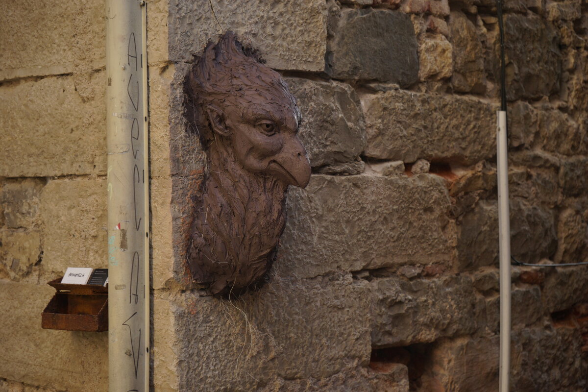 Semiostalgia P0016 — Sculpture fraîche, en terre crue, filasse végétale, grillage à poule, Saint-Antonin-Noble-Val