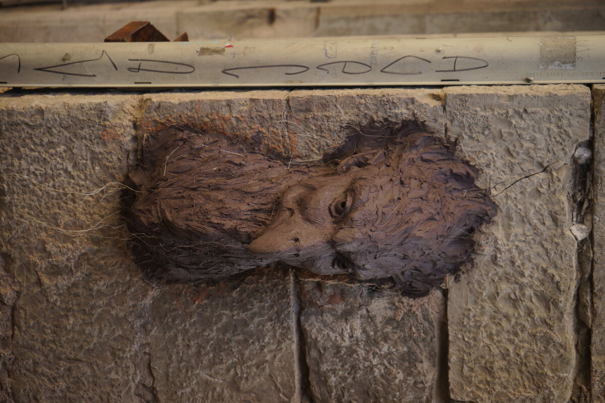 Semiostalgia P0016 — Sculpture fraîche, en terre crue, filasse végétale, grillage à poule, Saint-Antonin-Noble-Val