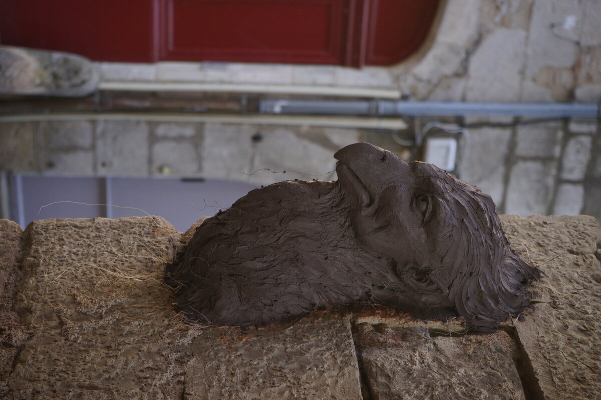 Semiostalgia P0016 — Sculpture fraîche, en terre crue, filasse végétale, grillage à poule, Saint-Antonin-Noble-Val