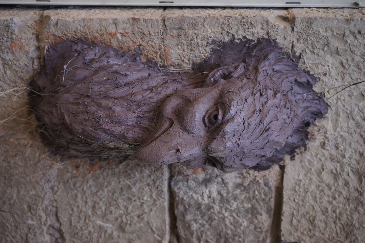 Semiostalgia P0016 — Sculpture fraîche, en terre crue, filasse végétale, grillage à poule, Saint-Antonin-Noble-Val