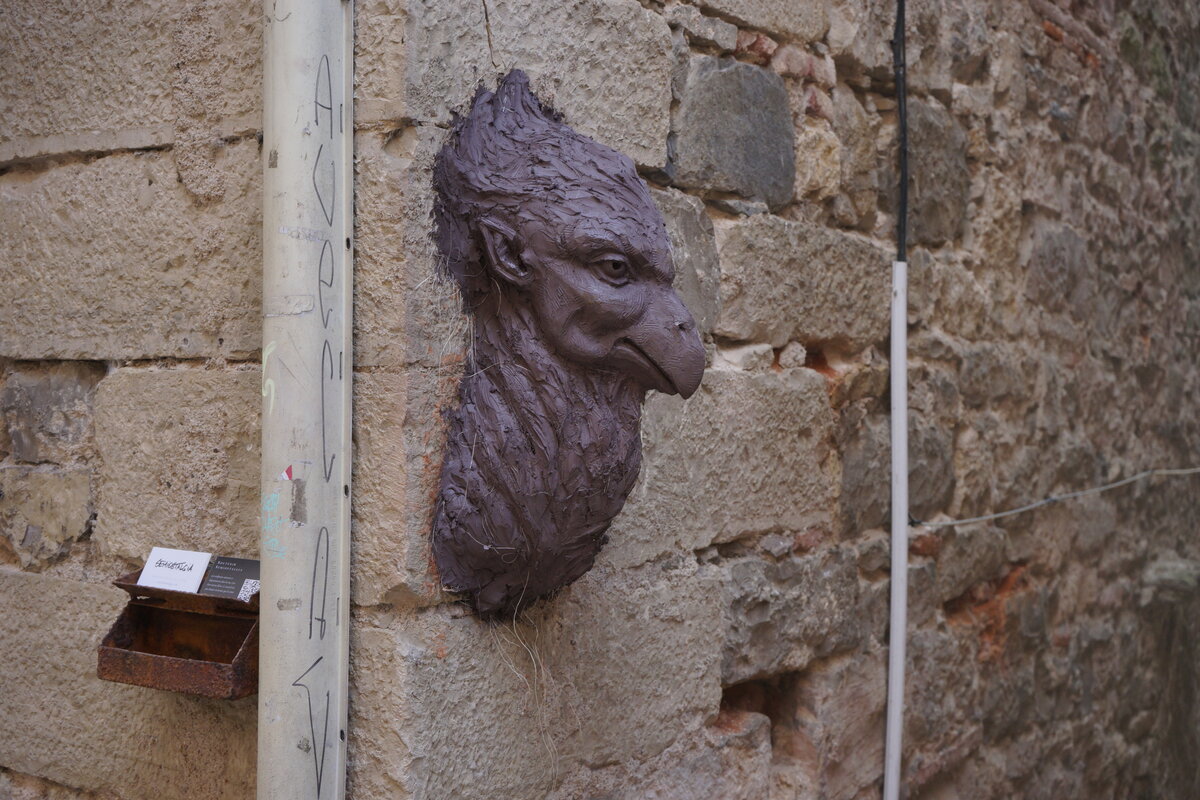 Semiostalgia P0016 — Sculpture fraîche, en terre crue, filasse végétale, grillage à poule, Saint-Antonin-Noble-Val