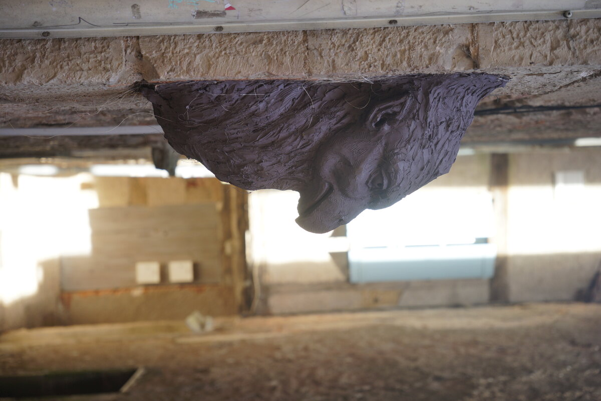 Semiostalgia P0016 — Sculpture fraîche, en terre crue, filasse végétale, grillage à poule, Saint-Antonin-Noble-Val