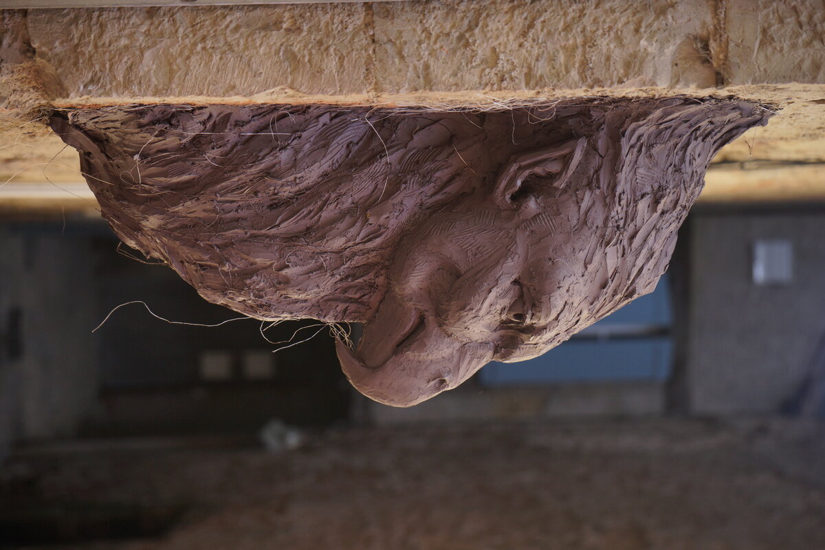 Semiostalgia P0016 — Sculpture fraîche, en terre crue, filasse végétale, grillage à poule, Saint-Antonin-Noble-Val
