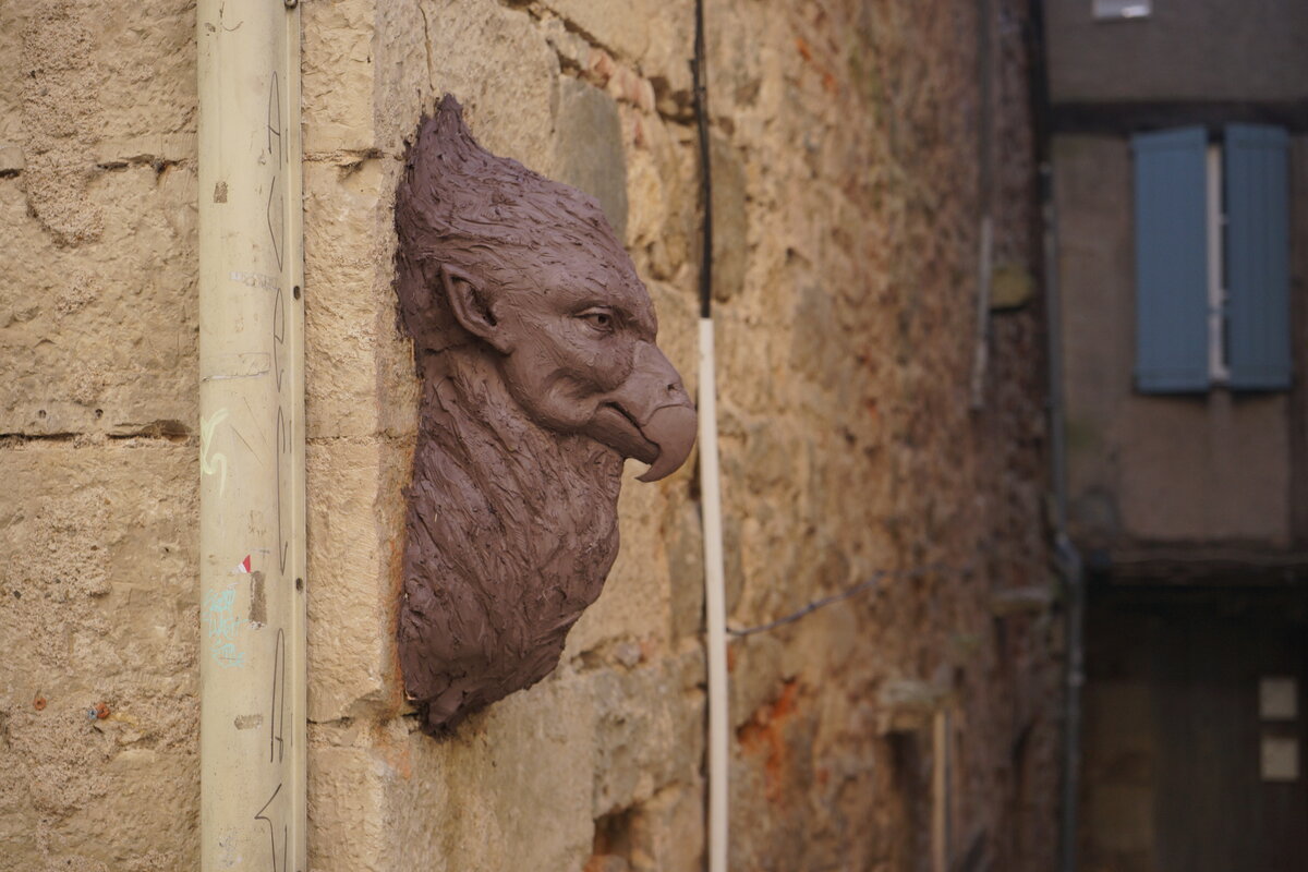 Semiostalgia P0016 — Sculpture fraîche, en terre crue, filasse végétale, grillage à poule, Saint-Antonin-Noble-Val