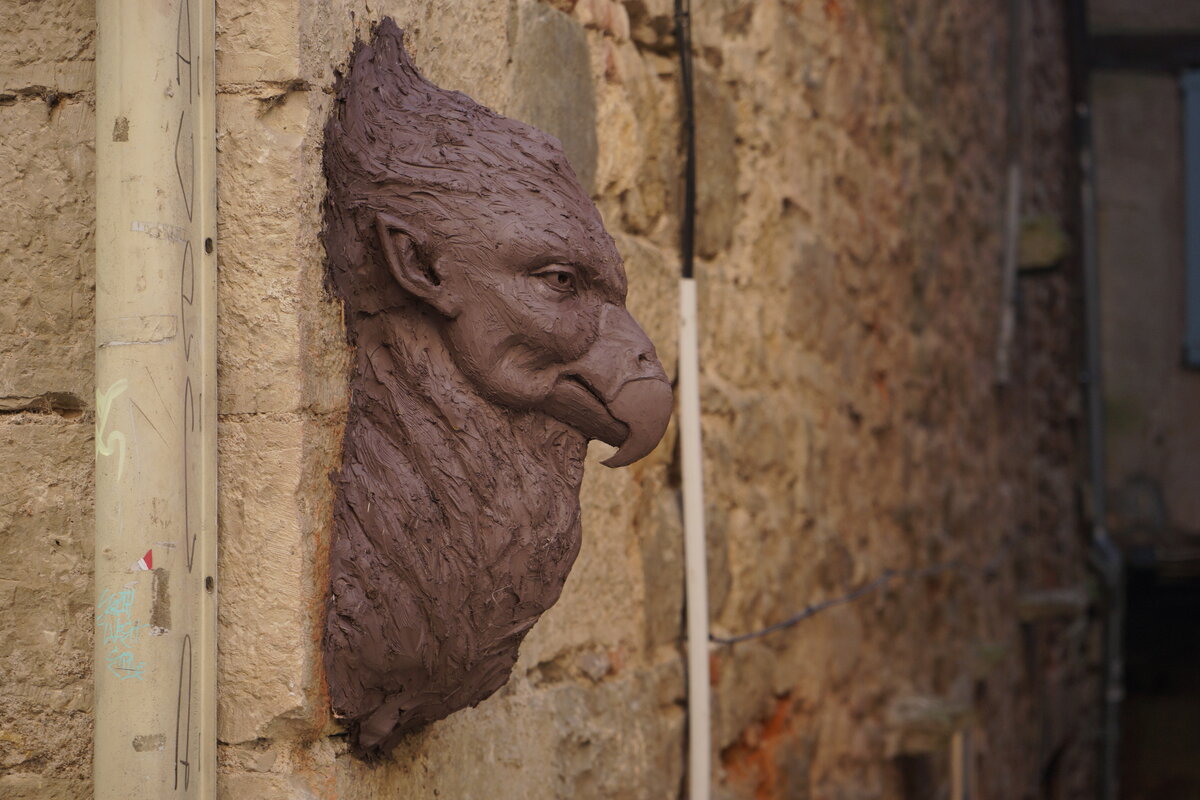 Semiostalgia P0016 — Sculpture fraîche, en terre crue, filasse végétale, grillage à poule, Saint-Antonin-Noble-Val