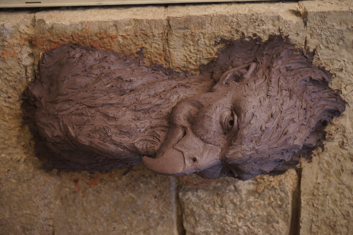 Semiostalgia P0016 — Sculpture fraîche, en terre crue, filasse végétale, grillage à poule, Saint-Antonin-Noble-Val