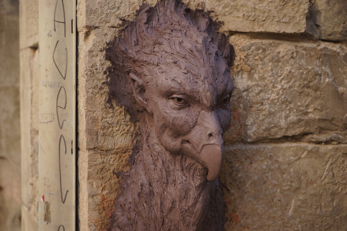 Semiostalgia P0016 — Sculpture fraîche, en terre crue, filasse végétale, grillage à poule, Saint-Antonin-Noble-Val