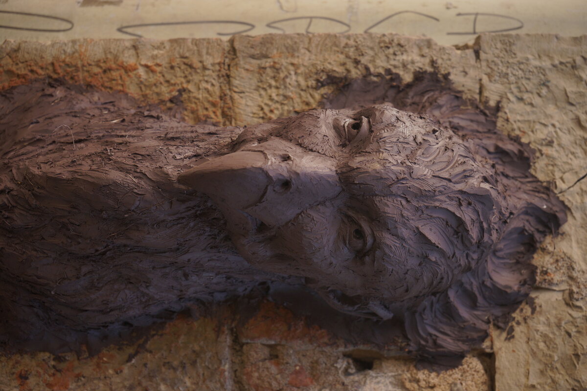 Semiostalgia P0016 — Sculpture fraîche, en terre crue, filasse végétale, grillage à poule, Saint-Antonin-Noble-Val