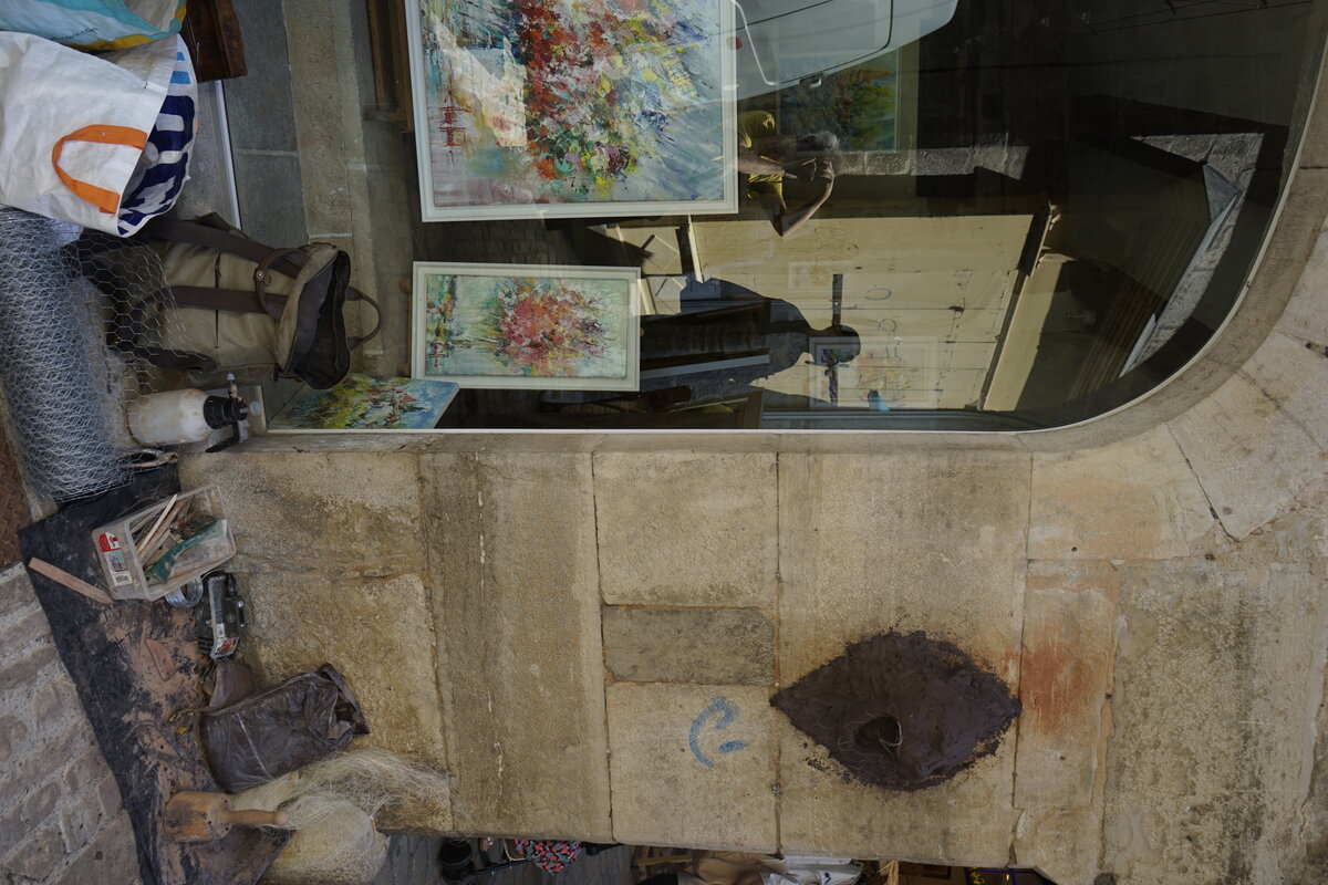 Semiostalgia P0017 — Sculpture fraîche, en terre crue, filasse végétale, grillage à poule, Saint-Antonin-Noble-Val