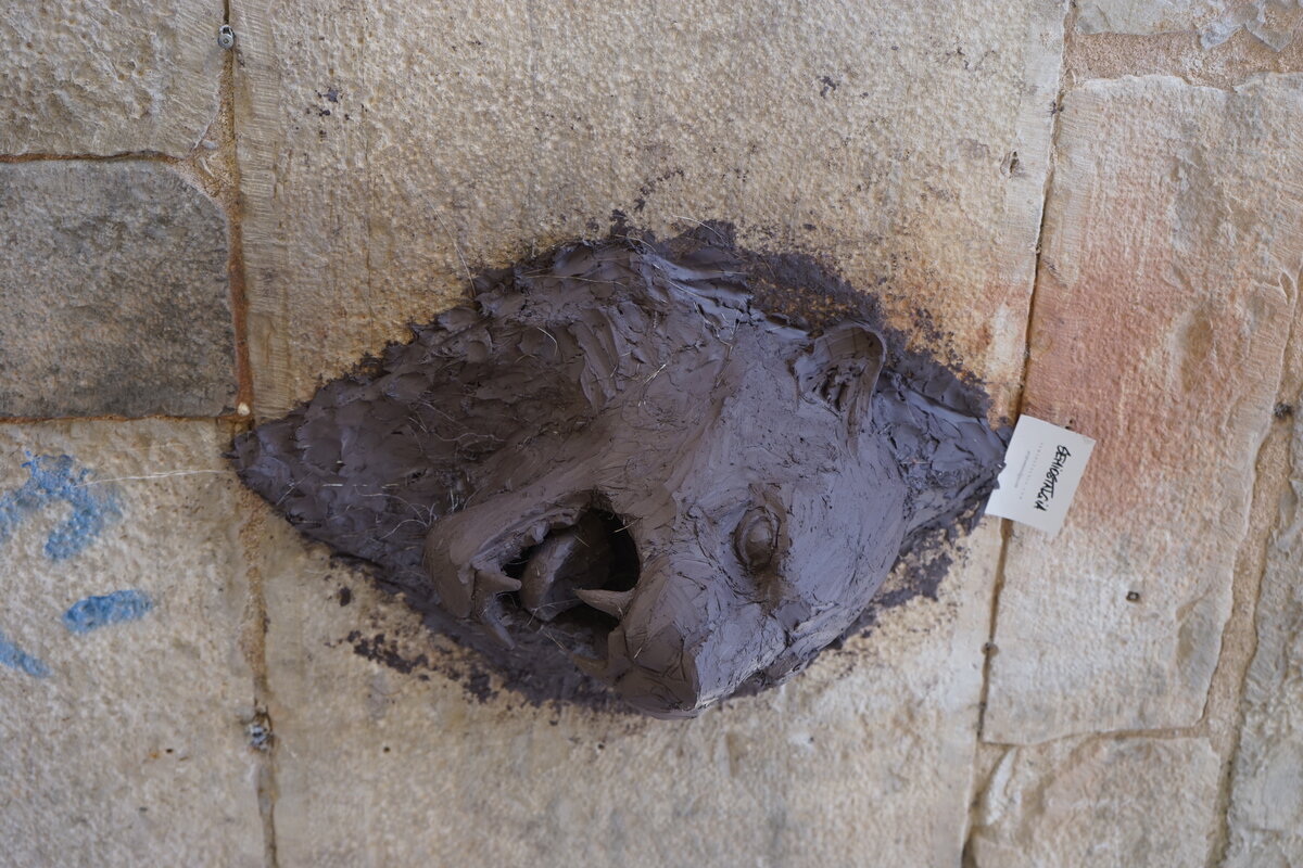 Semiostalgia P0017 — Sculpture fraîche, en terre crue, filasse végétale, grillage à poule, Saint-Antonin-Noble-Val