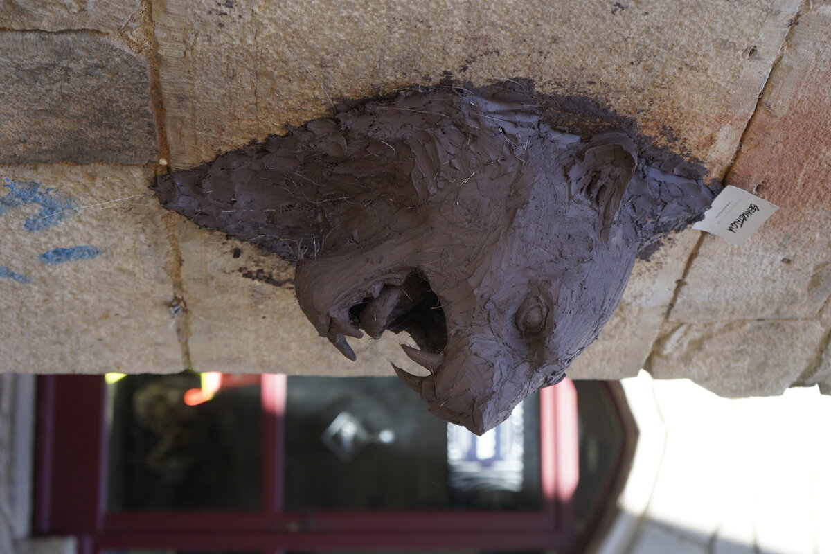 Semiostalgia P0017 — Sculpture fraîche, en terre crue, filasse végétale, grillage à poule, Saint-Antonin-Noble-Val