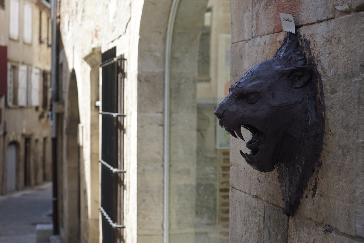 Semiostalgia P0017 — Sculpture fraîche, en terre crue, filasse végétale, grillage à poule, Saint-Antonin-Noble-Val