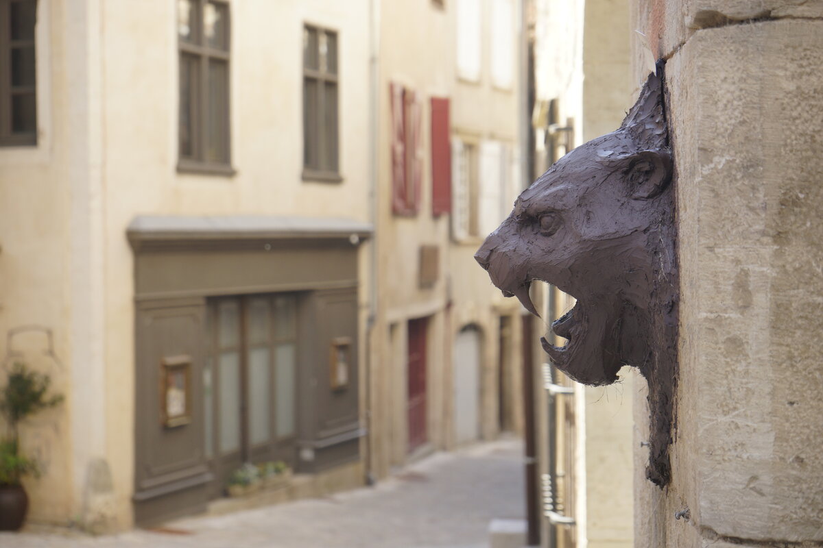 Semiostalgia P0017 — Sculpture fraîche, en terre crue, filasse végétale, grillage à poule, Saint-Antonin-Noble-Val