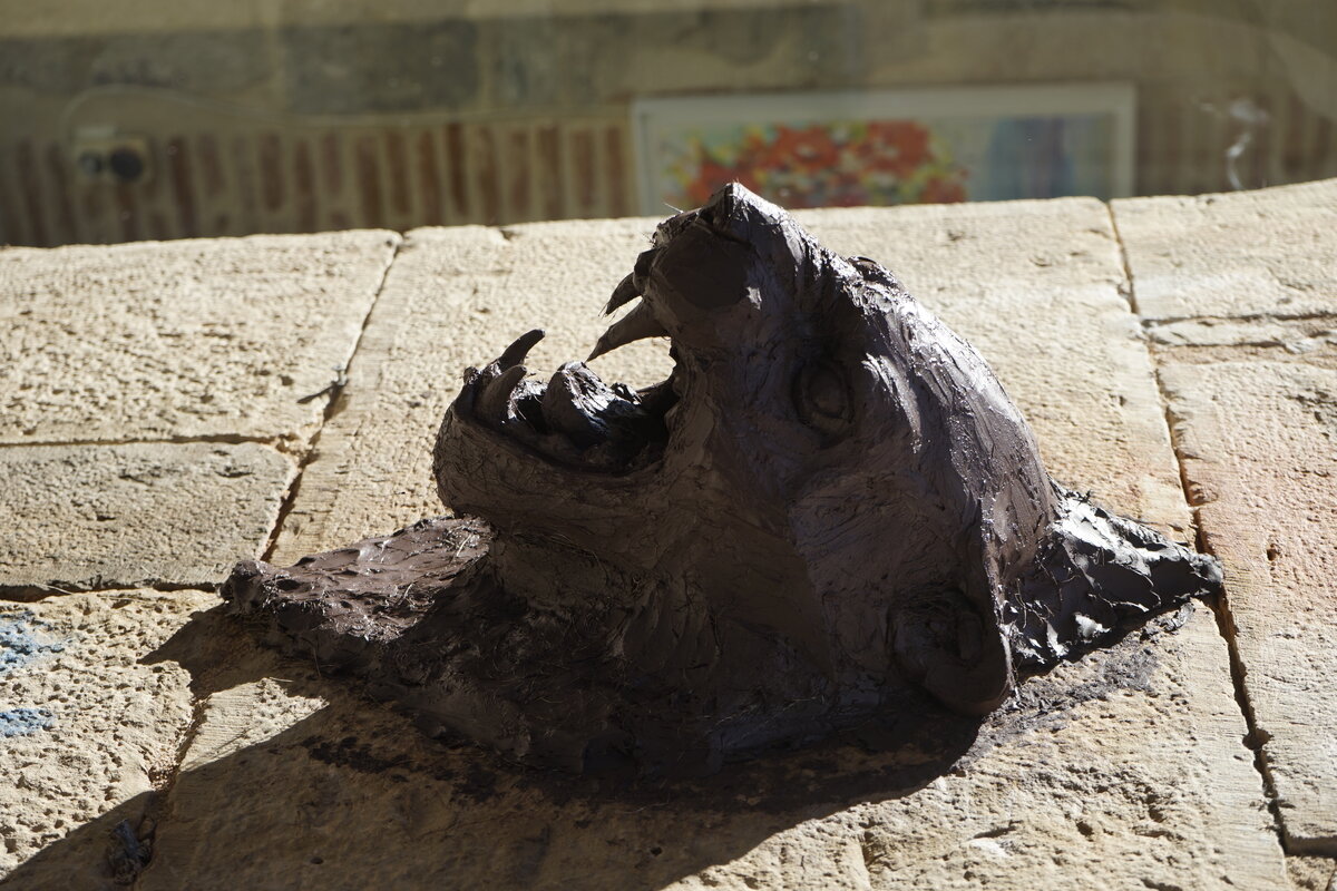 Semiostalgia P0017 — Sculpture fraîche, en terre crue, filasse végétale, grillage à poule, Saint-Antonin-Noble-Val