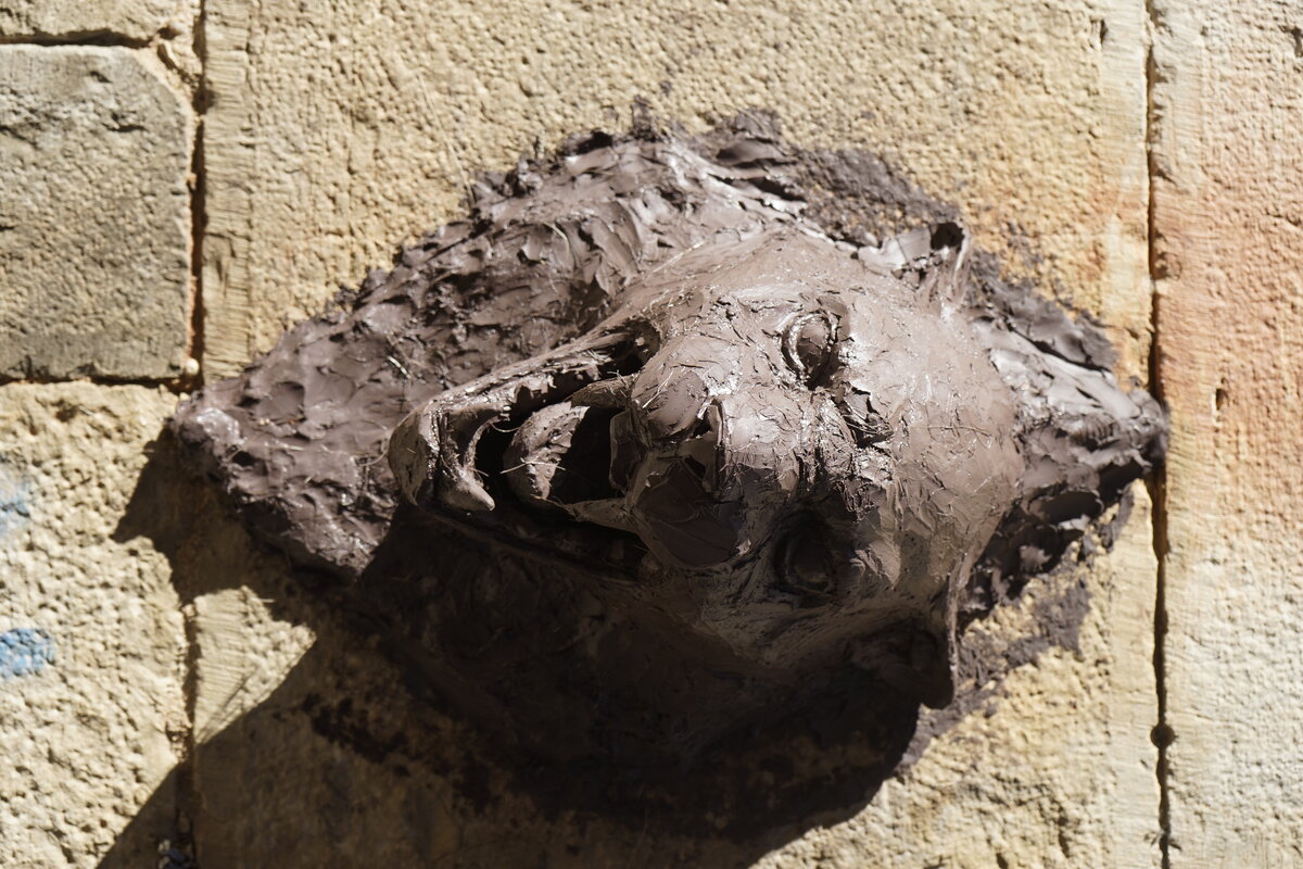Semiostalgia P0017 — Sculpture fraîche, en terre crue, filasse végétale, grillage à poule, Saint-Antonin-Noble-Val