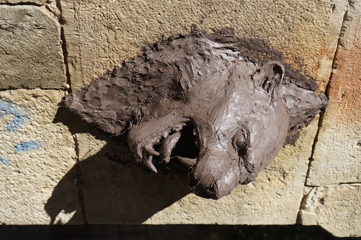 Semiostalgia P0017 — Sculpture fraîche, en terre crue, filasse végétale, grillage à poule, Saint-Antonin-Noble-Val