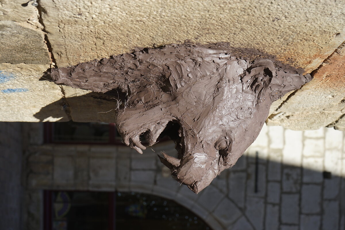 Semiostalgia P0017 — Sculpture fraîche, en terre crue, filasse végétale, grillage à poule, Saint-Antonin-Noble-Val