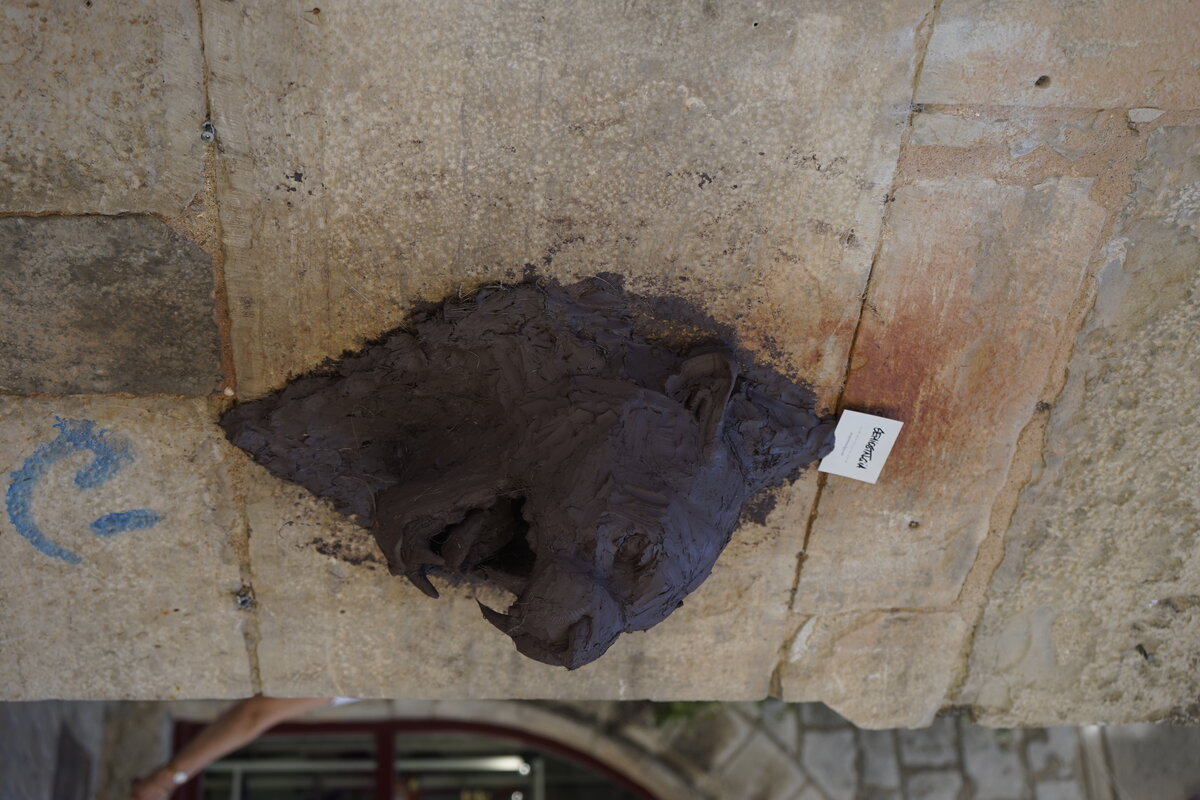 Semiostalgia P0017 — Sculpture fraîche, en terre crue, filasse végétale, grillage à poule, Saint-Antonin-Noble-Val