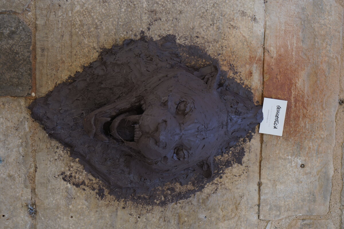 Semiostalgia P0017 — Sculpture fraîche, en terre crue, filasse végétale, grillage à poule, Saint-Antonin-Noble-Val