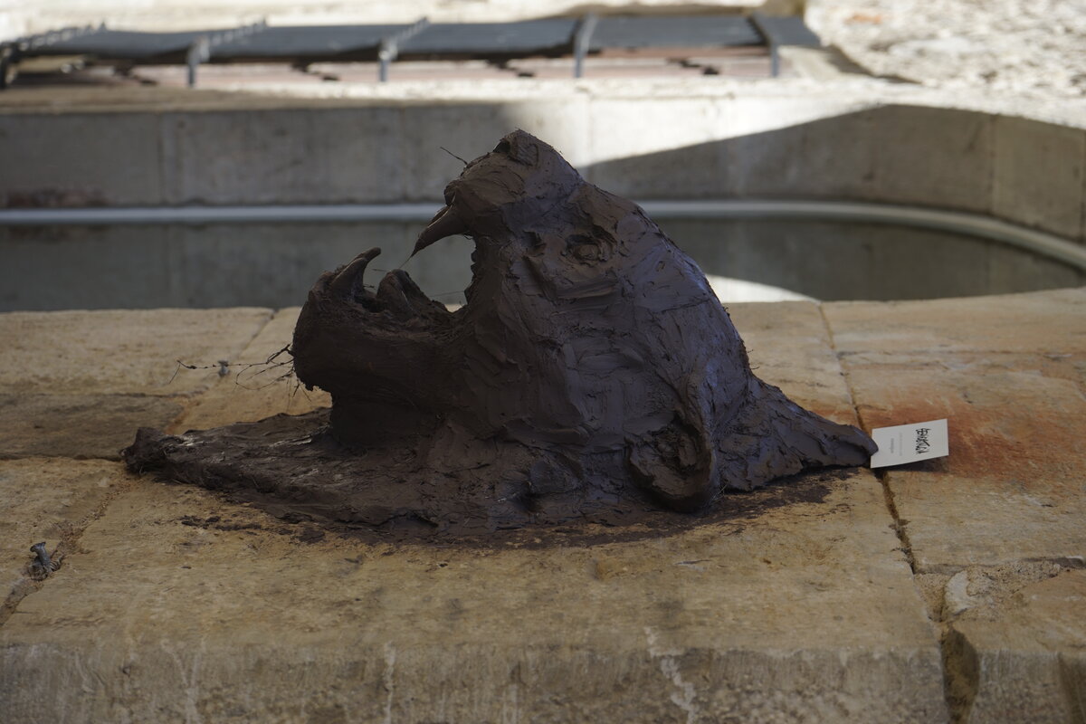 Semiostalgia P0017 — Sculpture fraîche, en terre crue, filasse végétale, grillage à poule, Saint-Antonin-Noble-Val