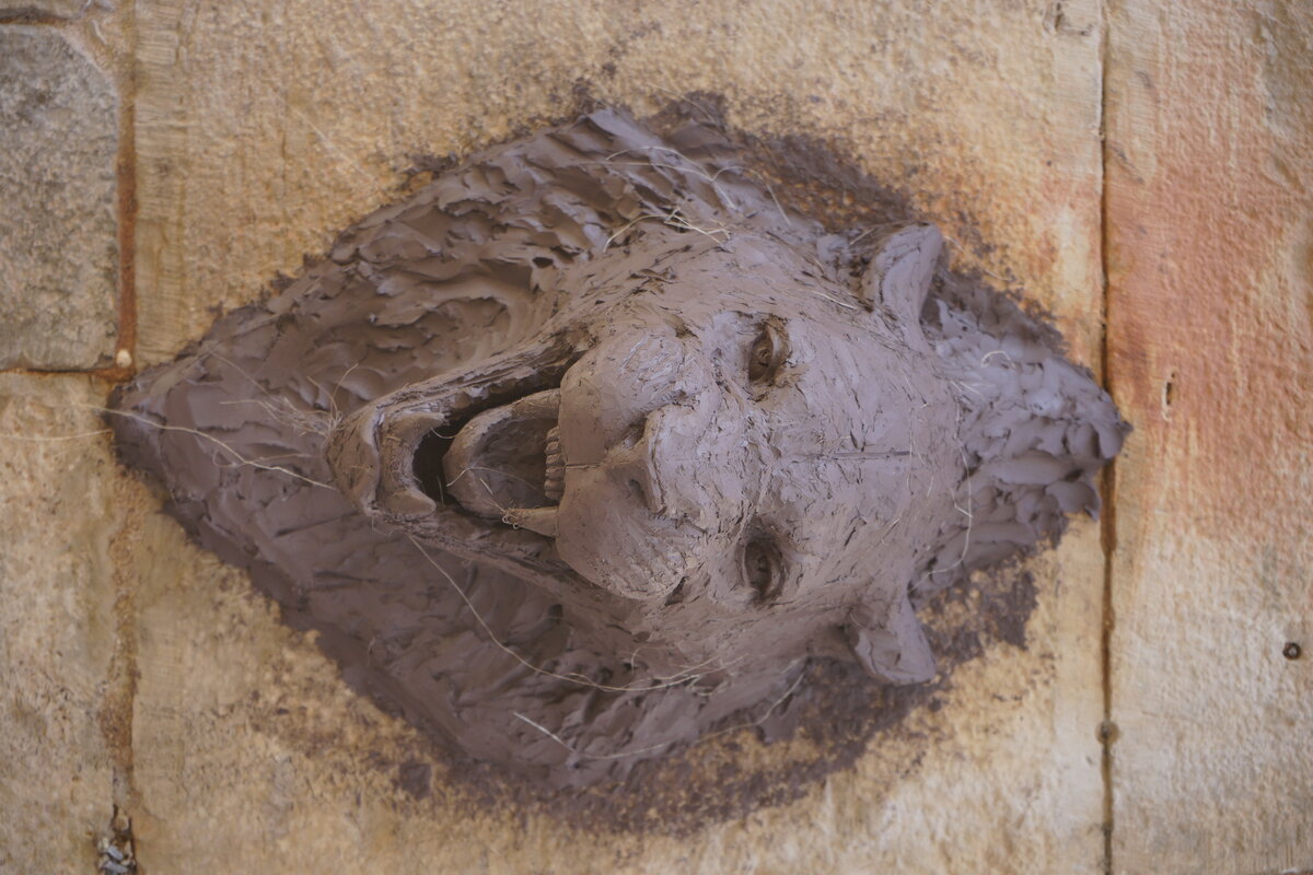 Semiostalgia P0017 — Sculpture fraîche, en terre crue, filasse végétale, grillage à poule, Saint-Antonin-Noble-Val