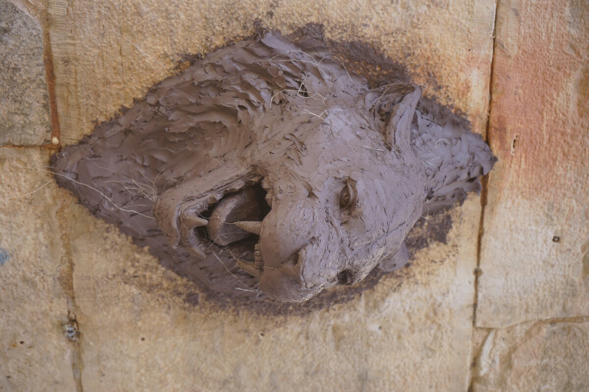 Semiostalgia P0017 — Sculpture fraîche, en terre crue, filasse végétale, grillage à poule, Saint-Antonin-Noble-Val