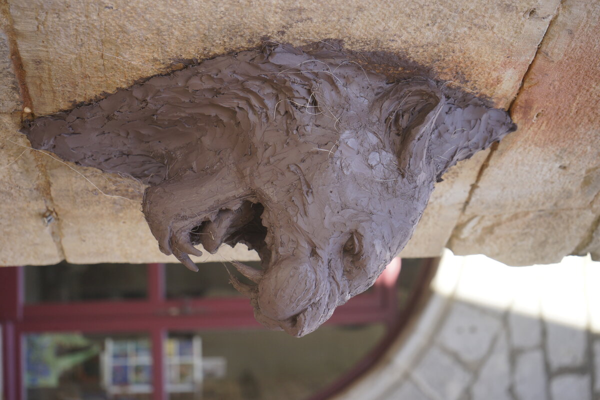 Semiostalgia P0017 — Sculpture fraîche, en terre crue, filasse végétale, grillage à poule, Saint-Antonin-Noble-Val