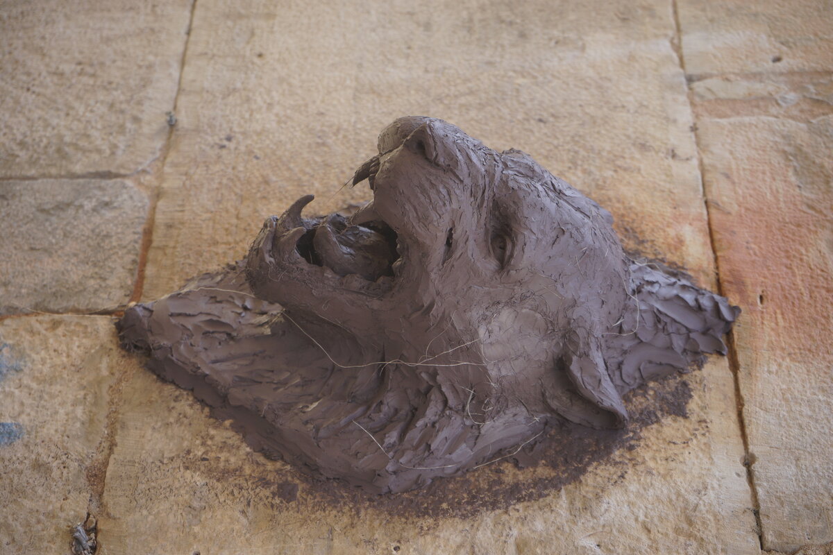 Semiostalgia P0017 — Sculpture fraîche, en terre crue, filasse végétale, grillage à poule, Saint-Antonin-Noble-Val