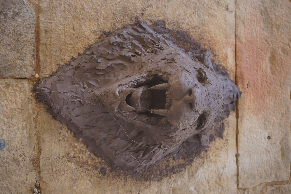 Semiostalgia P0017 — Sculpture fraîche, en terre crue, filasse végétale, grillage à poule, Saint-Antonin-Noble-Val