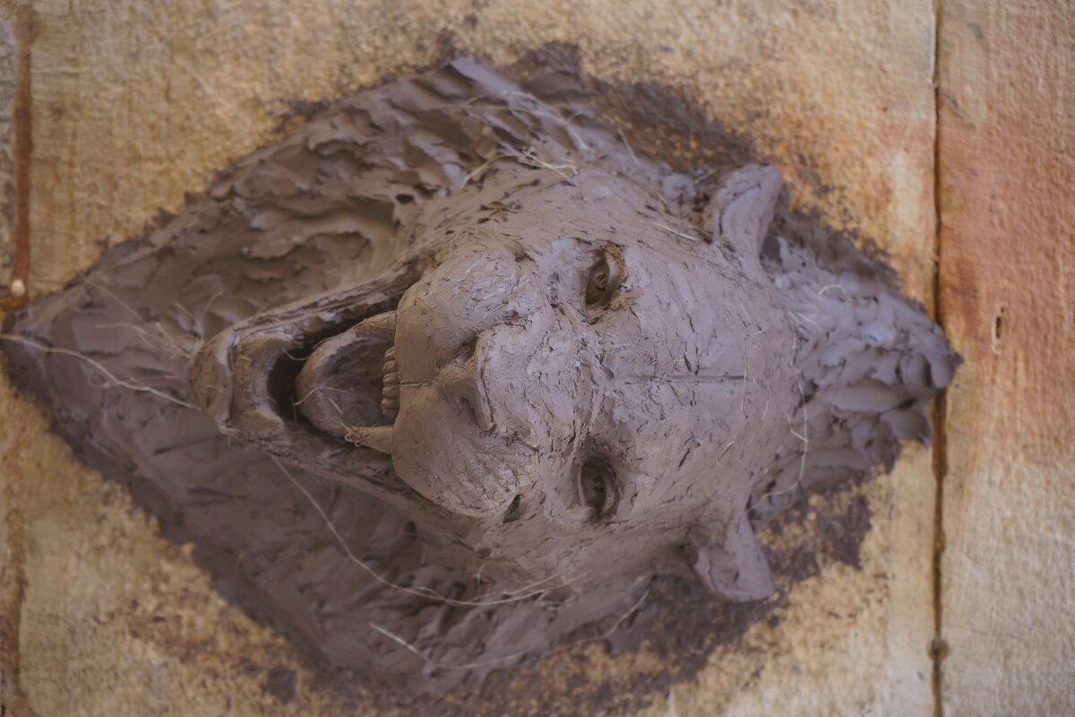 Semiostalgia P0017 — Sculpture fraîche, en terre crue, filasse végétale, grillage à poule, Saint-Antonin-Noble-Val