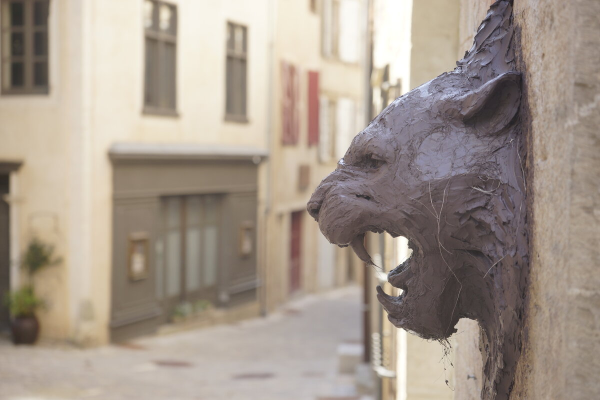 Semiostalgia P0017 — Sculpture fraîche, en terre crue, filasse végétale, grillage à poule, Saint-Antonin-Noble-Val