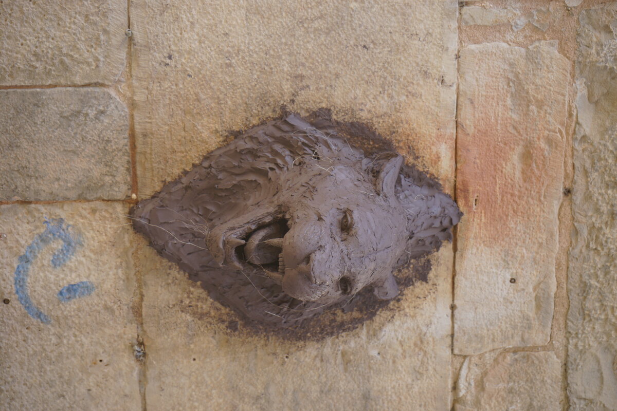 Semiostalgia P0017 — Sculpture fraîche, en terre crue, filasse végétale, grillage à poule, Saint-Antonin-Noble-Val