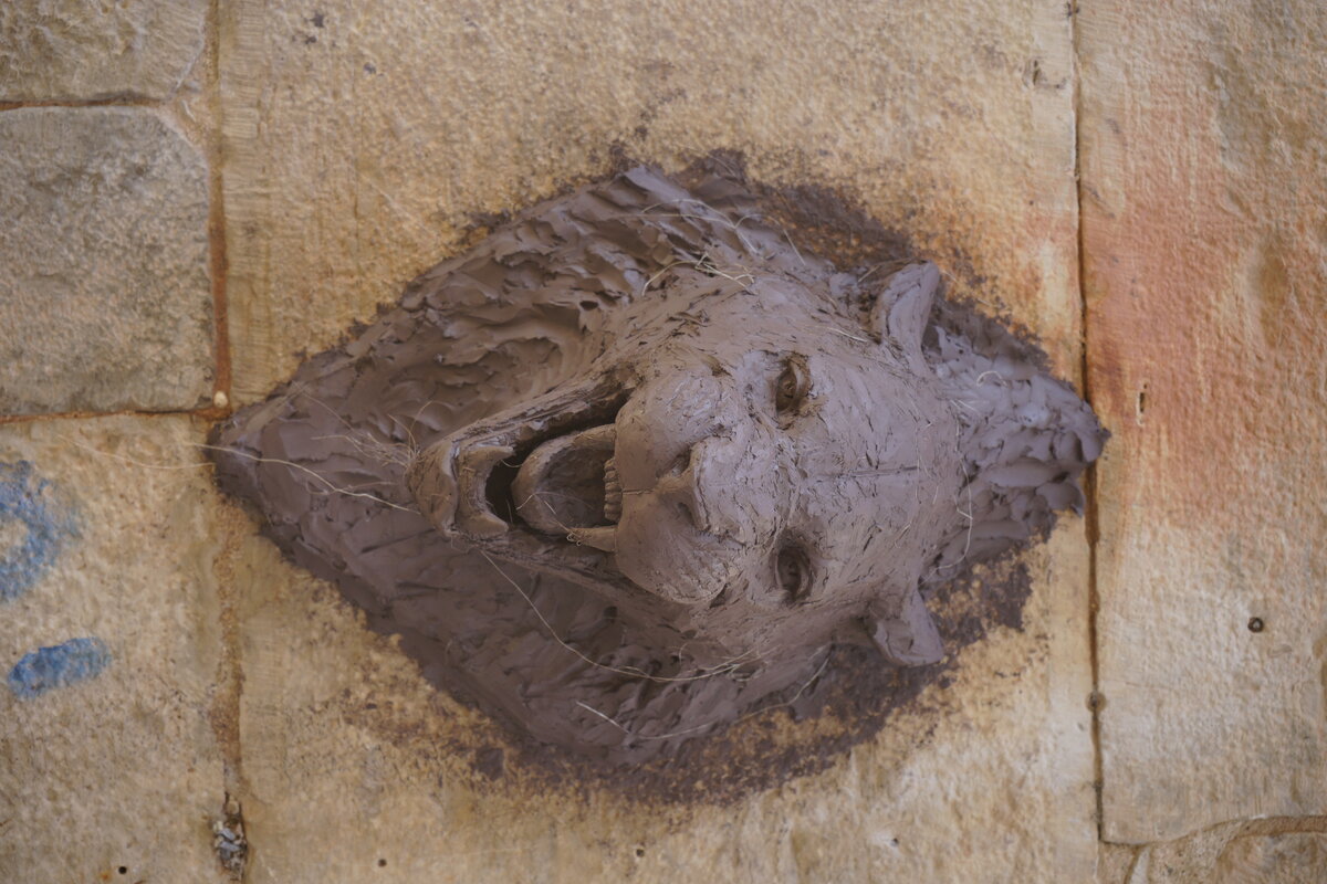 Semiostalgia P0017 — Sculpture fraîche, en terre crue, filasse végétale, grillage à poule, Saint-Antonin-Noble-Val