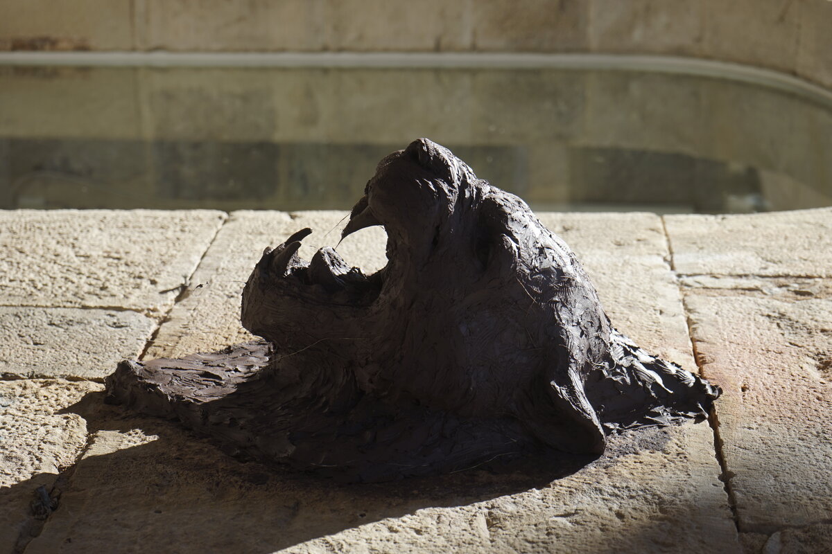 Semiostalgia P0017 — Sculpture fraîche, en terre crue, filasse végétale, grillage à poule, Saint-Antonin-Noble-Val