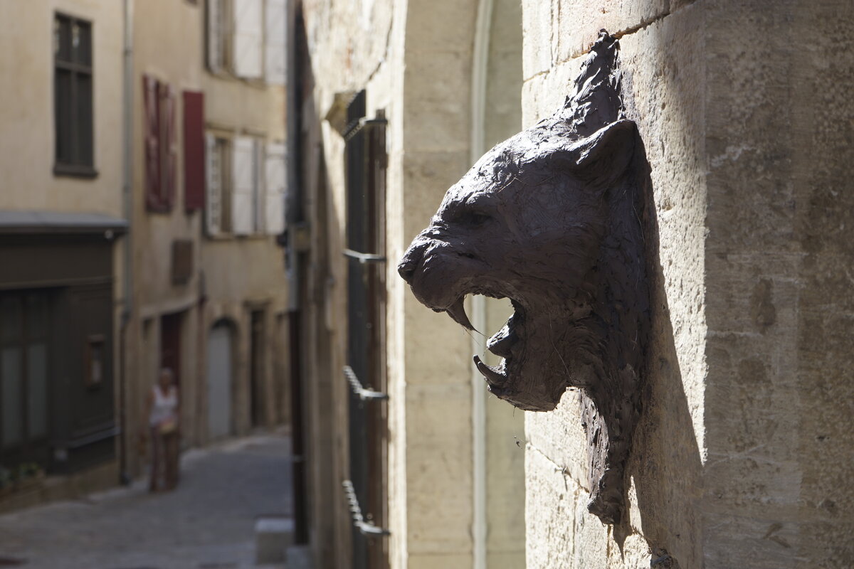 Semiostalgia P0017 — Sculpture fraîche, en terre crue, filasse végétale, grillage à poule, Saint-Antonin-Noble-Val