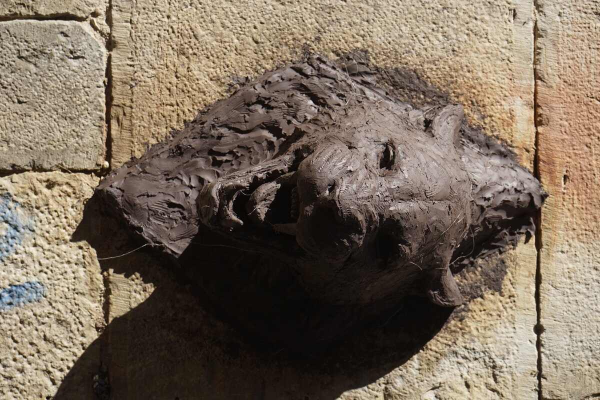 Semiostalgia P0017 — Sculpture fraîche, en terre crue, filasse végétale, grillage à poule, Saint-Antonin-Noble-Val