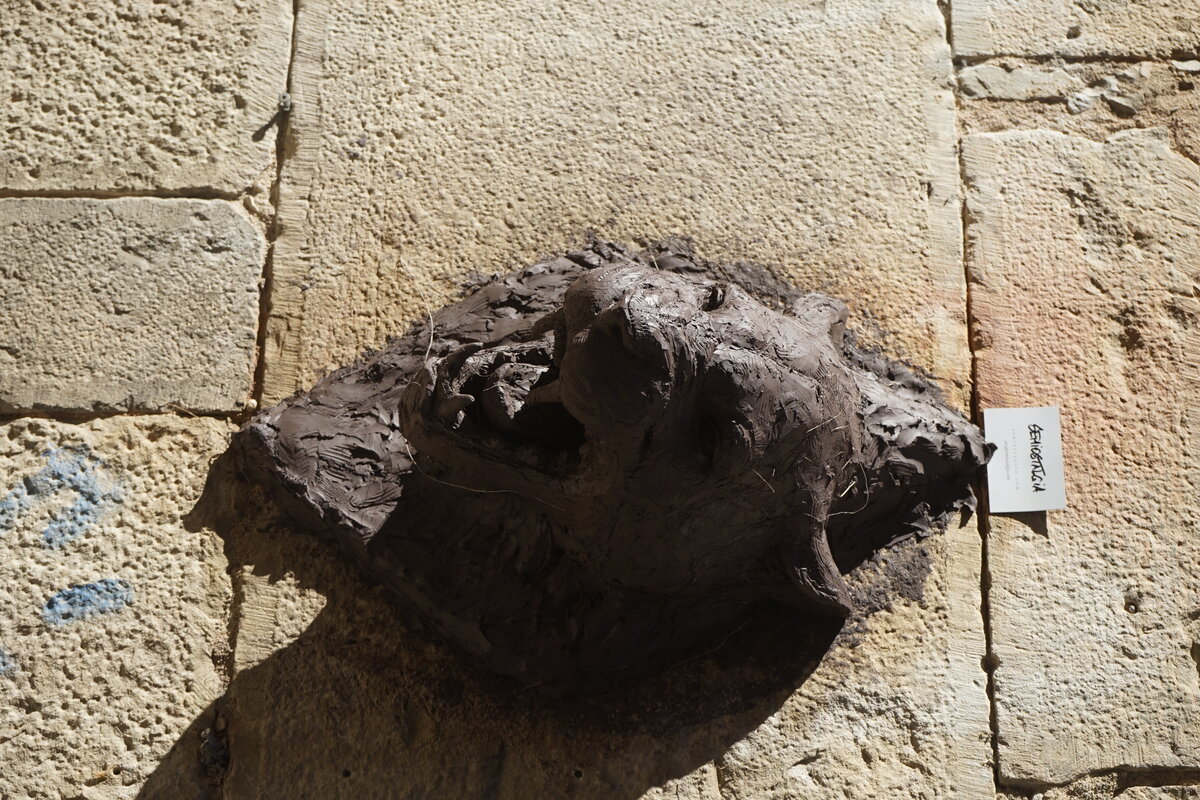 Semiostalgia P0017 — Sculpture fraîche, en terre crue, filasse végétale, grillage à poule, Saint-Antonin-Noble-Val