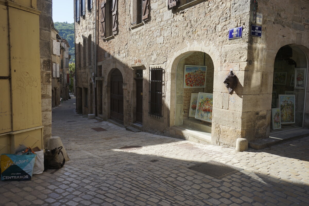 Semiostalgia P0017 — Sculpture fraîche, en terre crue, filasse végétale, grillage à poule, Saint-Antonin-Noble-Val