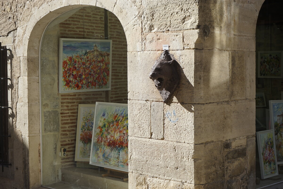 Semiostalgia P0017 — Sculpture fraîche, en terre crue, filasse végétale, grillage à poule, Saint-Antonin-Noble-Val