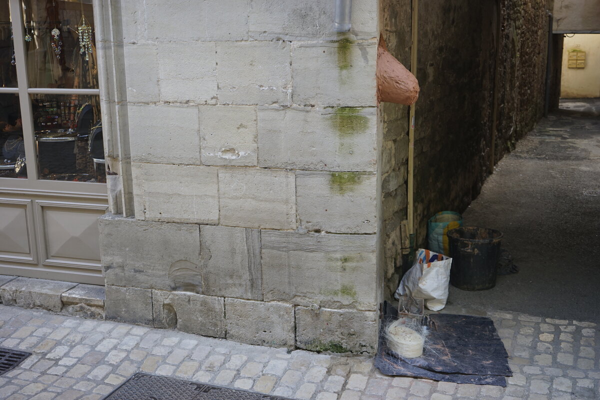 Semiostalgia P0018 — Sculpture fraîche, en terre crue, filasse végétale, grillage à poule, Saint-Antonin-Noble-Val