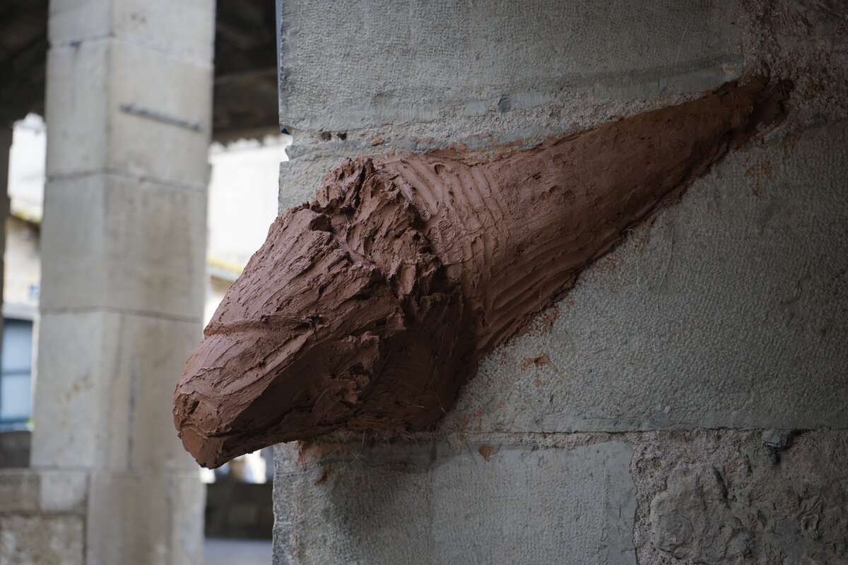 Semiostalgia P0018 — Sculpture fraîche, en terre crue, filasse végétale, grillage à poule, Saint-Antonin-Noble-Val