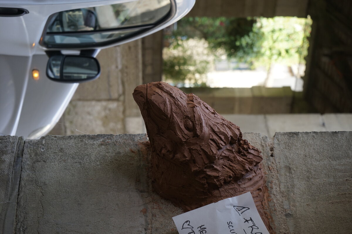Semiostalgia P0018 — Sculpture fraîche, en terre crue, filasse végétale, grillage à poule, Saint-Antonin-Noble-Val