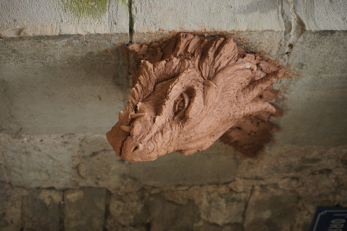 Semiostalgia P0018 — Sculpture fraîche, en terre crue, filasse végétale, grillage à poule, Saint-Antonin-Noble-Val